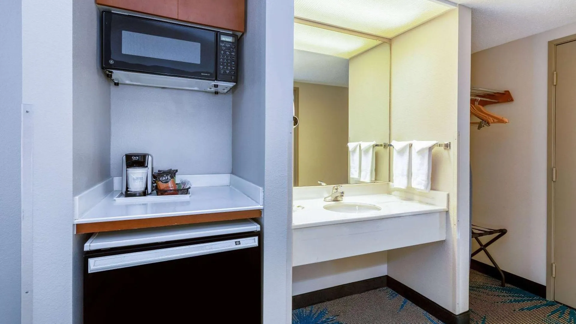 Days Inn & Suites By Wyndham Denver International Airport Hotel