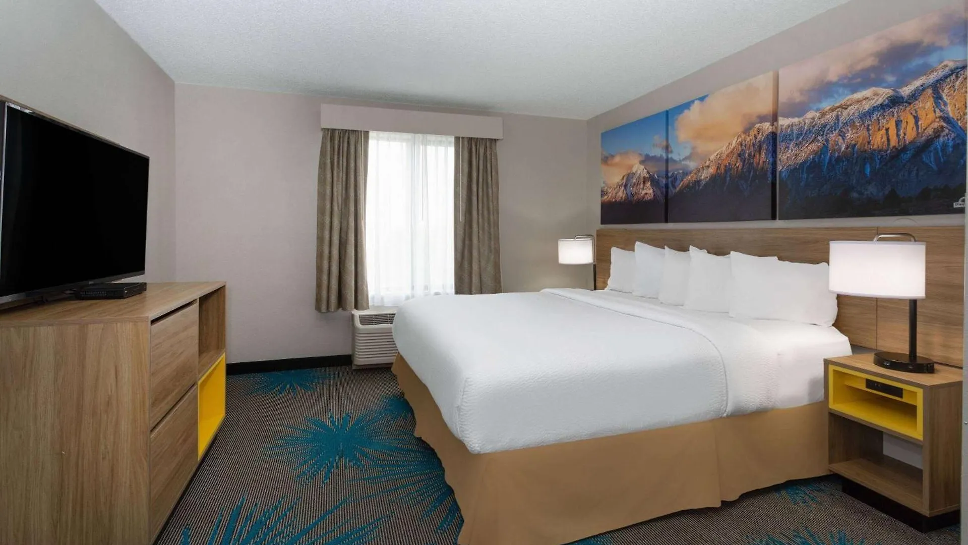 Days Inn & Suites By Wyndham Denver International Airport מלון