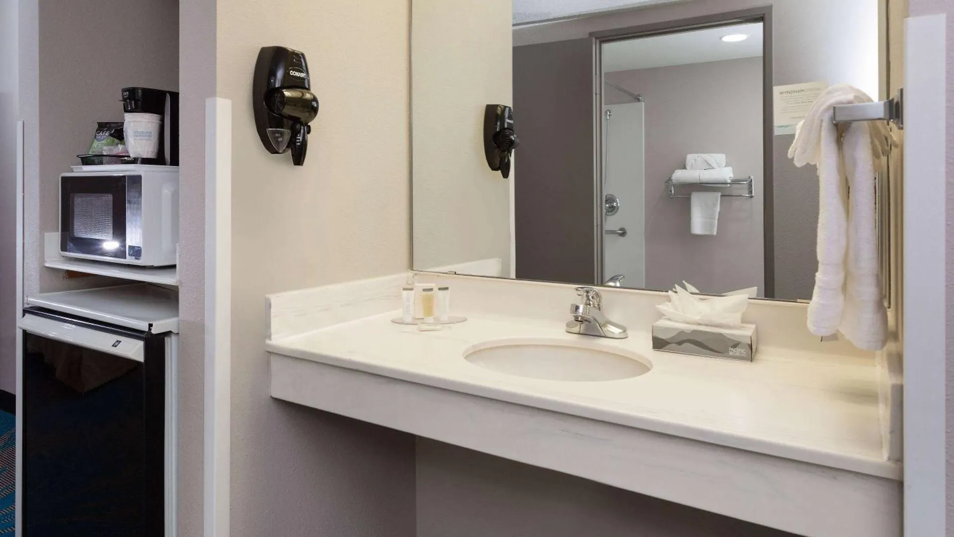 Days Inn & Suites By Wyndham Denver International Airport