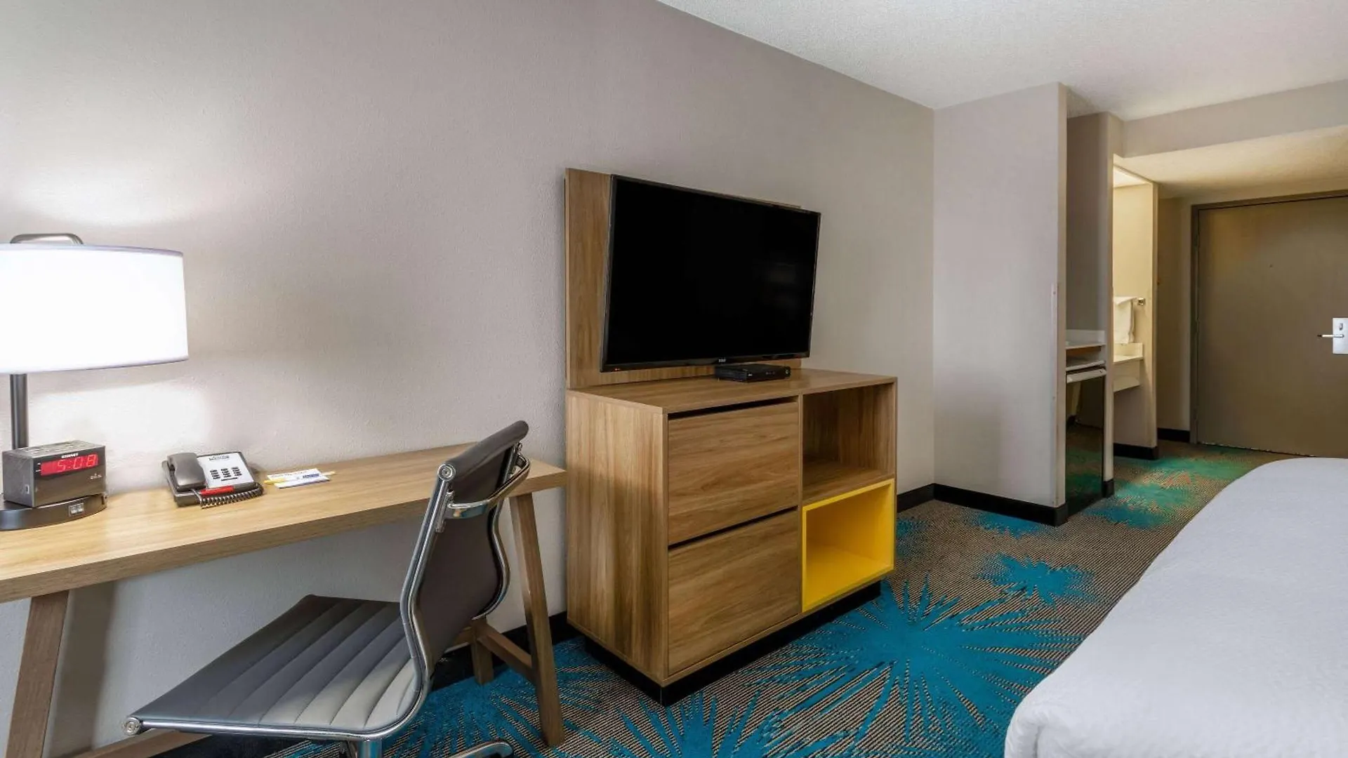 Days Inn & Suites By Wyndham Denver International Airport מלון