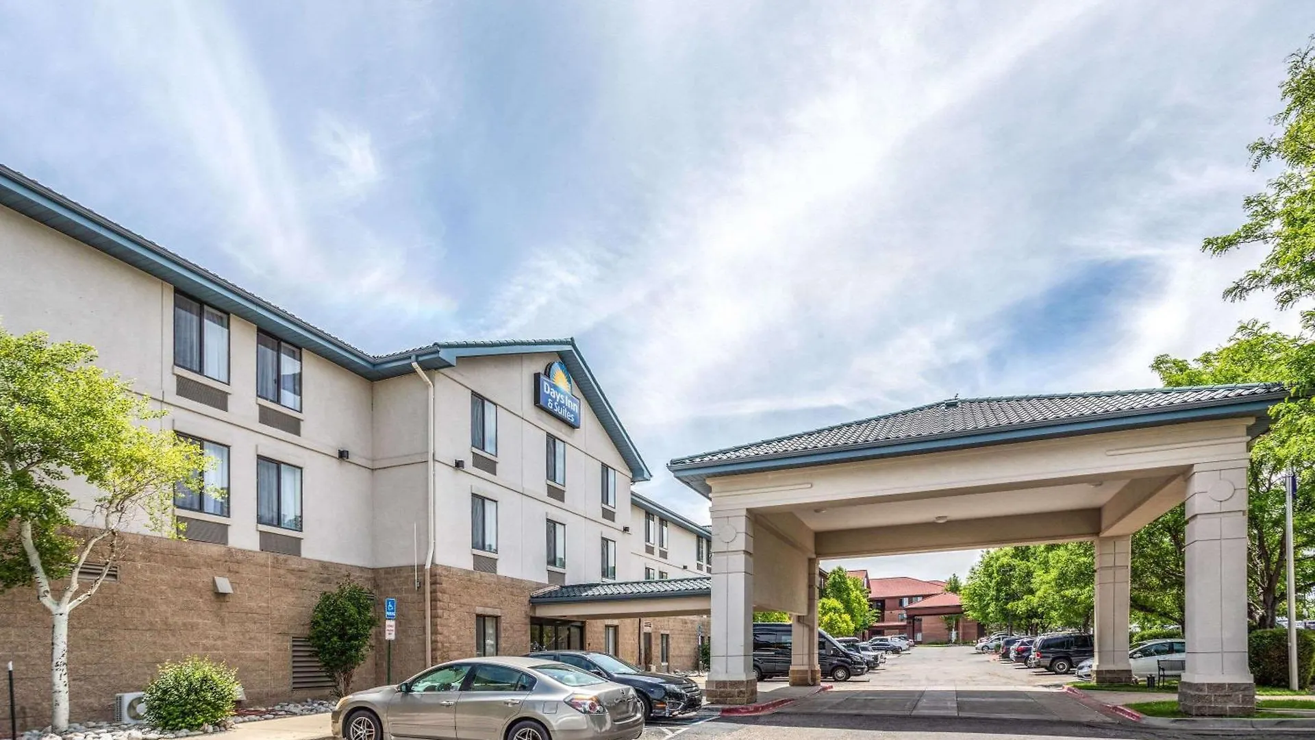 Days Inn & Suites By Wyndham Denver International Airport מלון