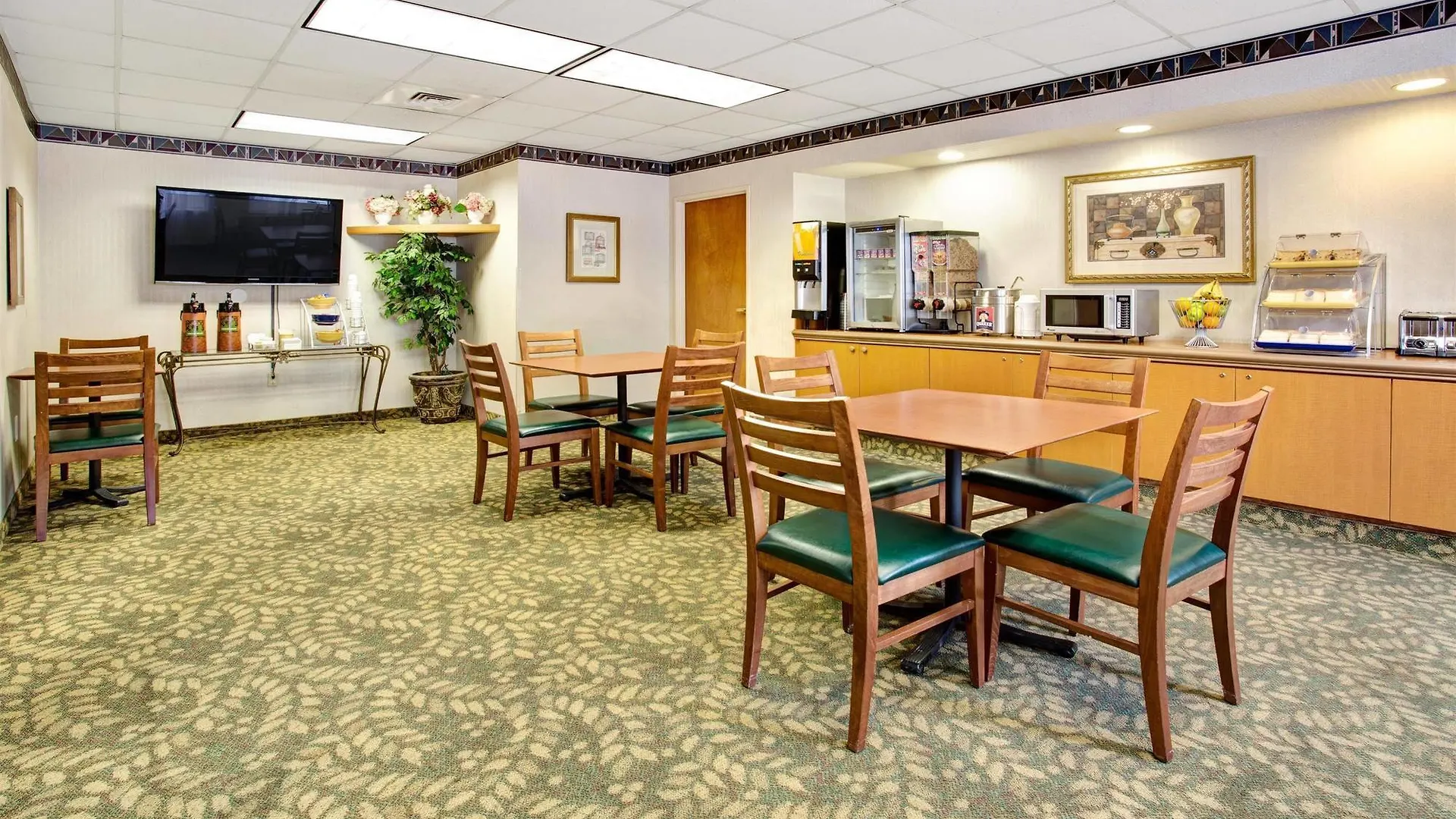 Days Inn & Suites By Wyndham Denver International Airport מלון