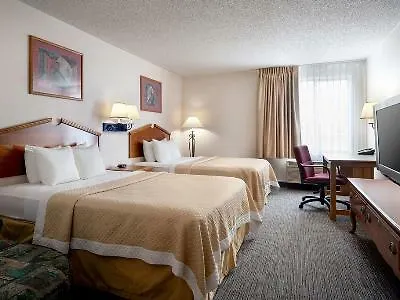 Days Inn & Suites By Wyndham Denver International Airport מלון