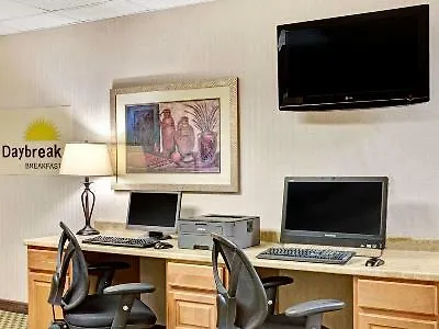 Days Inn & Suites By Wyndham Denver International Airport מלון