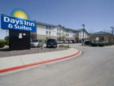 Days Inn & Suites By Wyndham Denver International Airport מלון